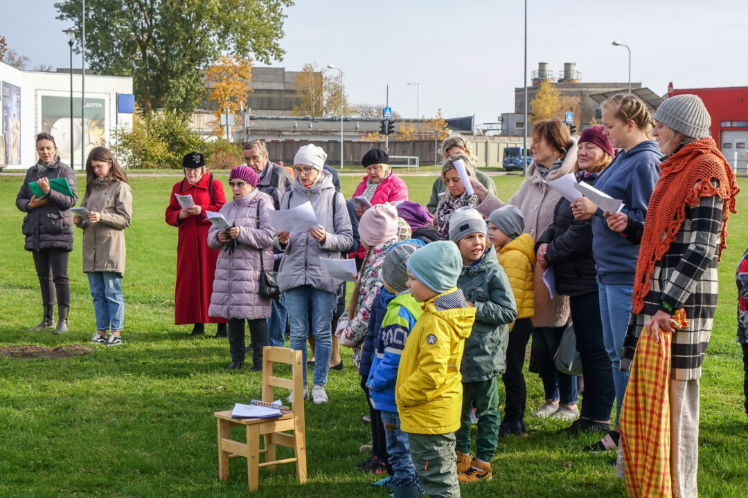 Glika ozolu stādīšanas svētbrīdis Latvijas Reformācijas 500 gadadienā